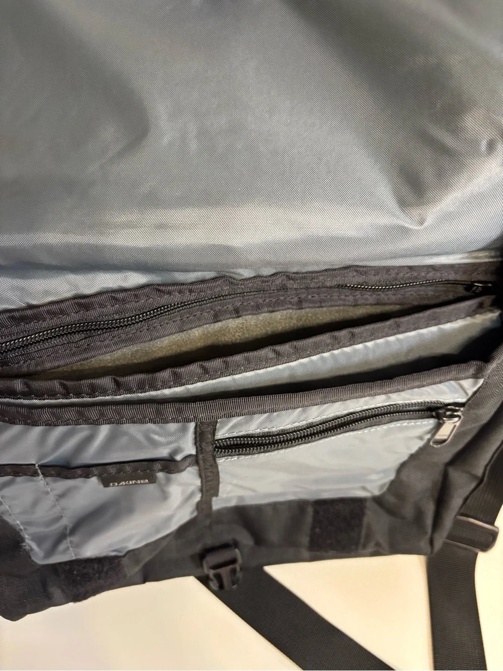 Dakine Hudson Messenger Bag 20L Black Laptop Crossbody Briefcase Travel